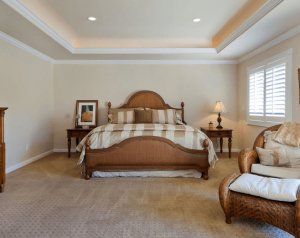 Освещение для спальни: мягкий желтый свет диодов и прикроватные абажуры