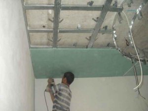 Перед монтажом листа гипсокартона на потолок придется выполнить еще множество сложных и трудоемких операций
