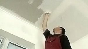 После монтажа гипсокартона поверхность потолка обязательно шпаклюют
