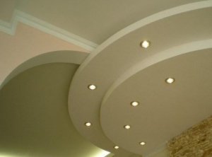 Потолок из гипсокартона на кухне предстанет в новом виде, если его дополнить оригинальной подсветкой
