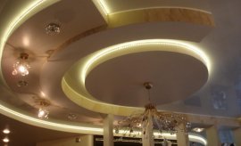 Потолок с подсветкой - отличное решение для помещений с высоким потолком